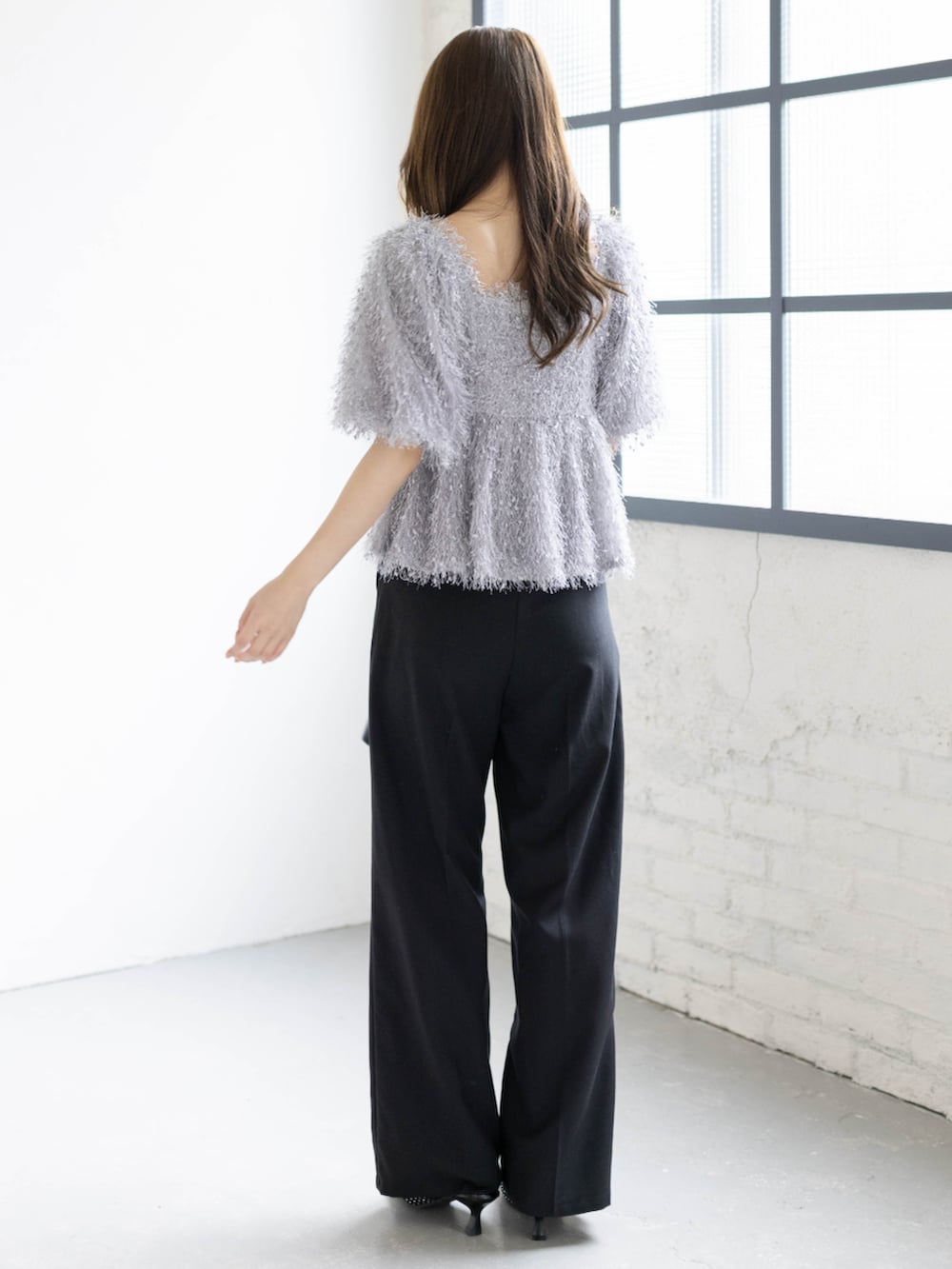 ブラック系のハンドバッグ、ブラック系のパンプス、グレー系のシャツ/ブラウスを着用したレディースの春コーディネートの3枚目の写真