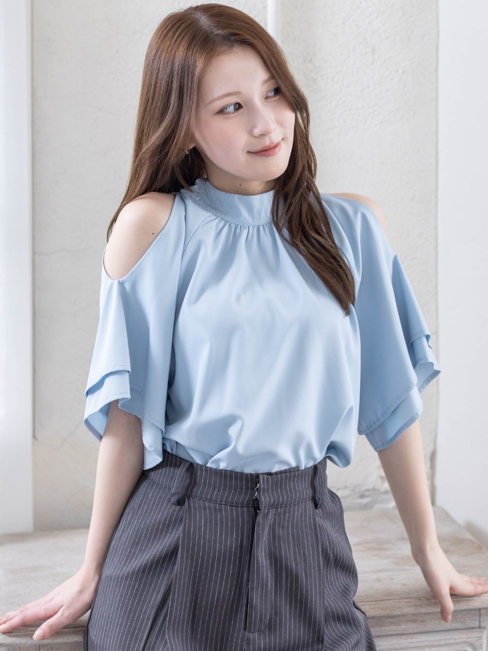 グレー系のシャツ/ブラウス、ブラック系のパンプス、グレー系のスラックスを着用したレディースの春コーディネートの6枚目の写真