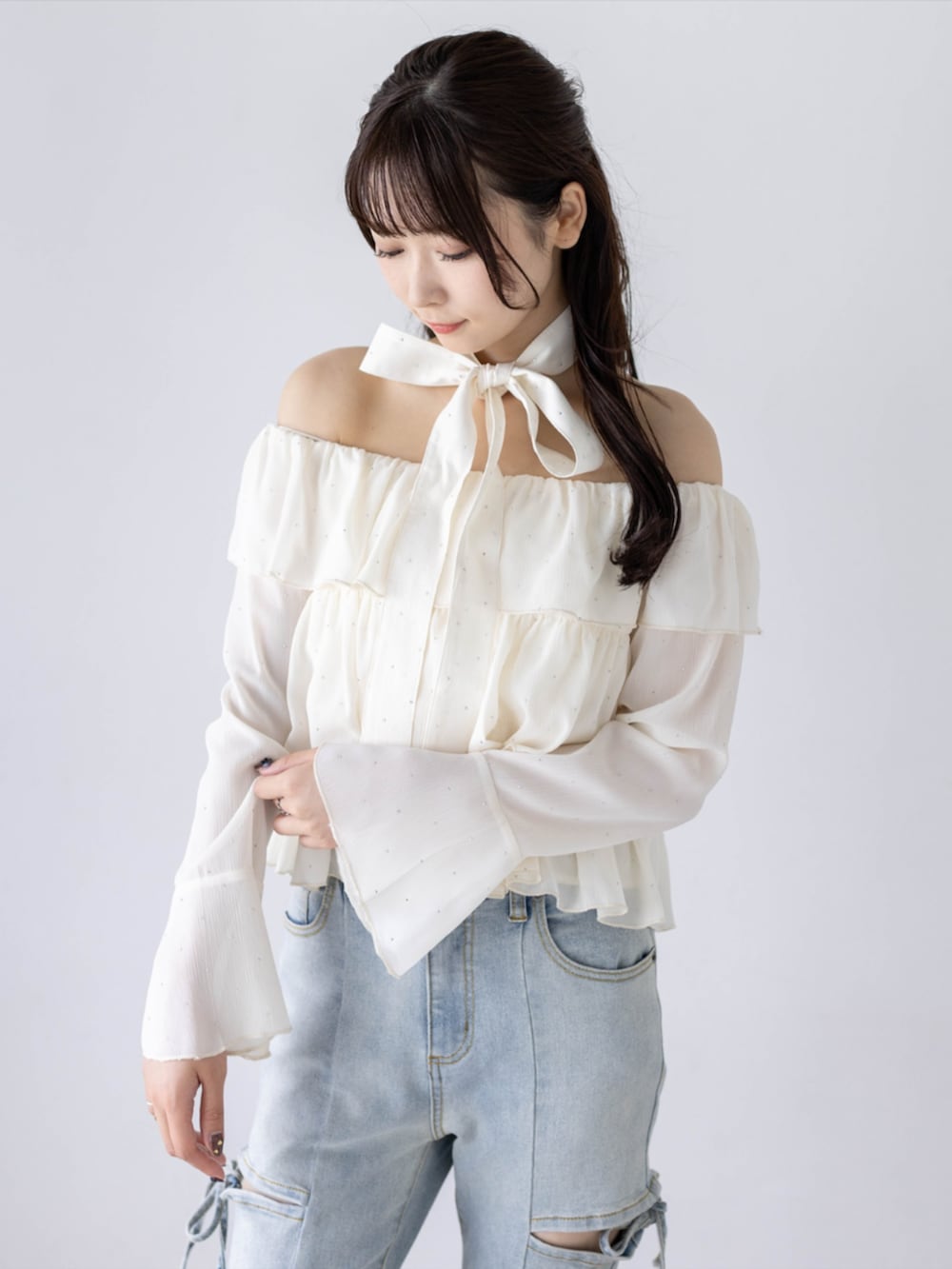 ホワイト系のパンプス、ブルー系のデニムパンツ、ホワイト系のシャツ/ブラウスを着用したレディースの夏コーディネートの5枚目の写真