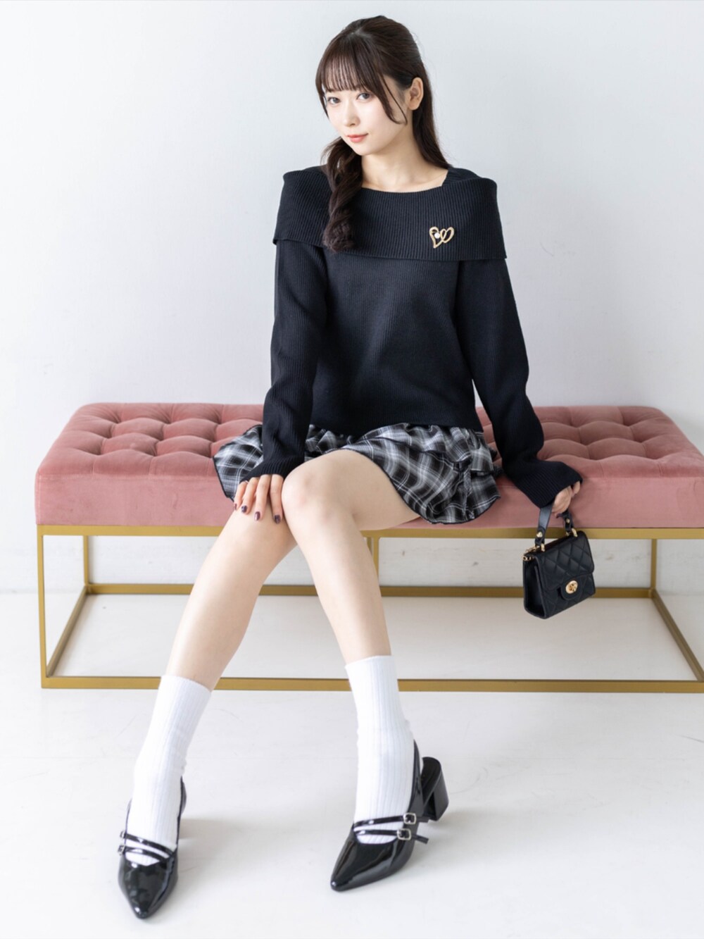 ブラック系のスカート、ブラック系のパンプス、ブラック系のニット/セーターを着用したレディースの秋コーディネートの3枚目の写真