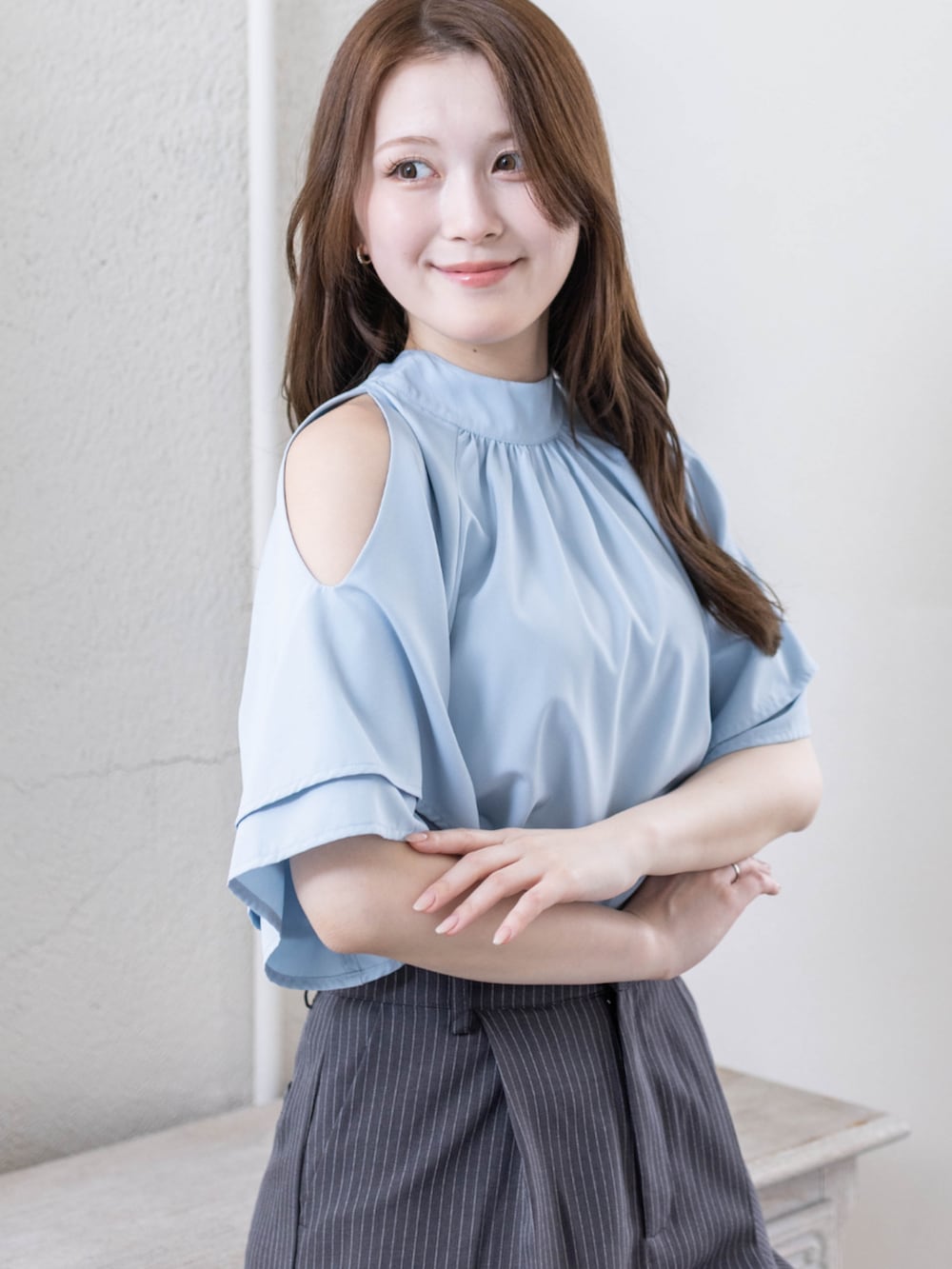 グレー系のシャツ/ブラウス、ブラック系のパンプス、グレー系のスラックスを着用したレディースの春コーディネートの5枚目の写真