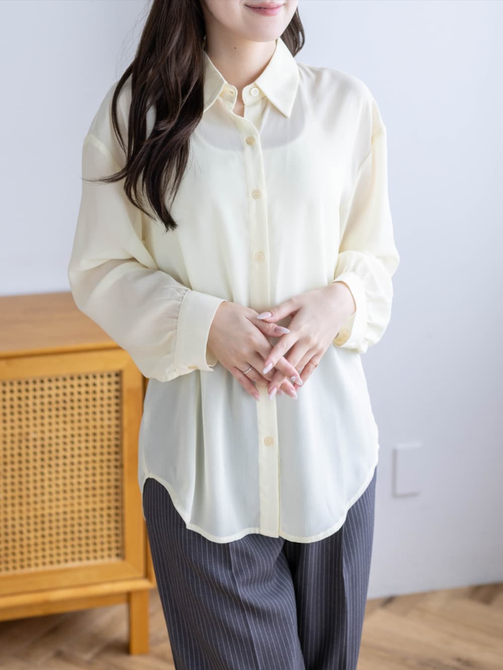 シルバー系のパンプス、グレー系のスラックス、イエロー系のシャツ/ブラウスを着用したレディースの夏コーディネートの3枚目の写真