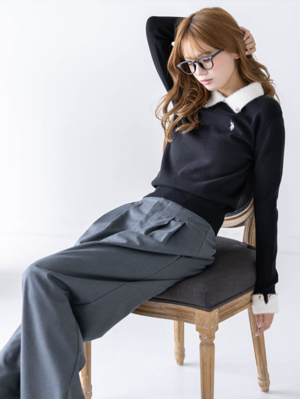 グレー系のスラックス、ブラック系のパンプス、ブラック系のニット/セーターを着用したレディースの秋コーディネートの8枚目の写真