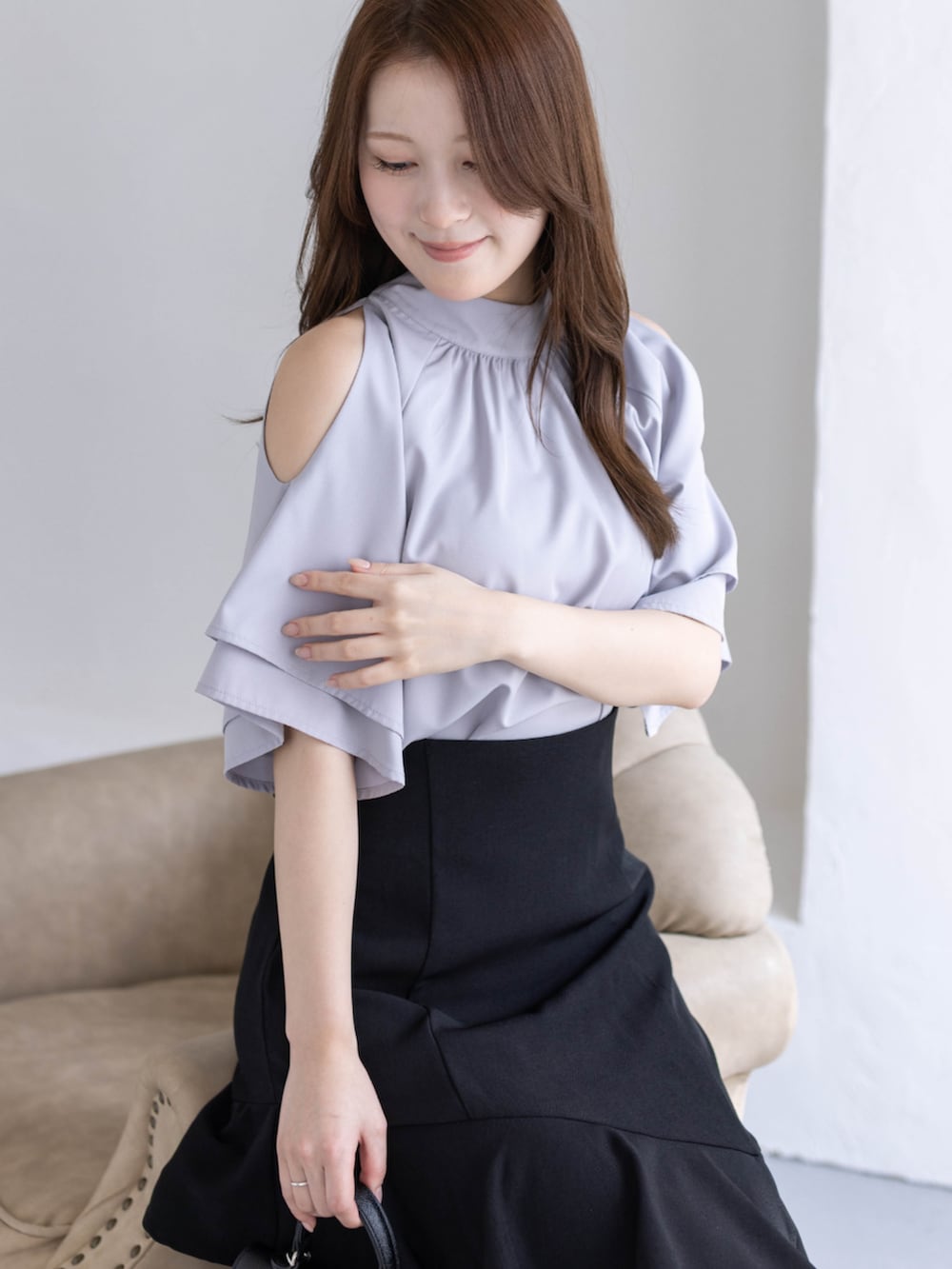 ブラック系のパンプス、グレー系のシャツ/ブラウス、ブラック系のハンドバッグを着用したレディースの春コーディネートの7枚目の写真