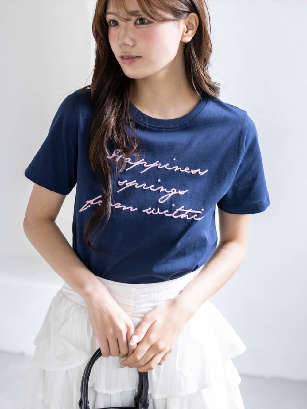 ブラック系のローファー、ホワイト系のスカート、ブルー系のTシャツ/カットソーを着用したレディースの春コーディネートの5枚目の写真