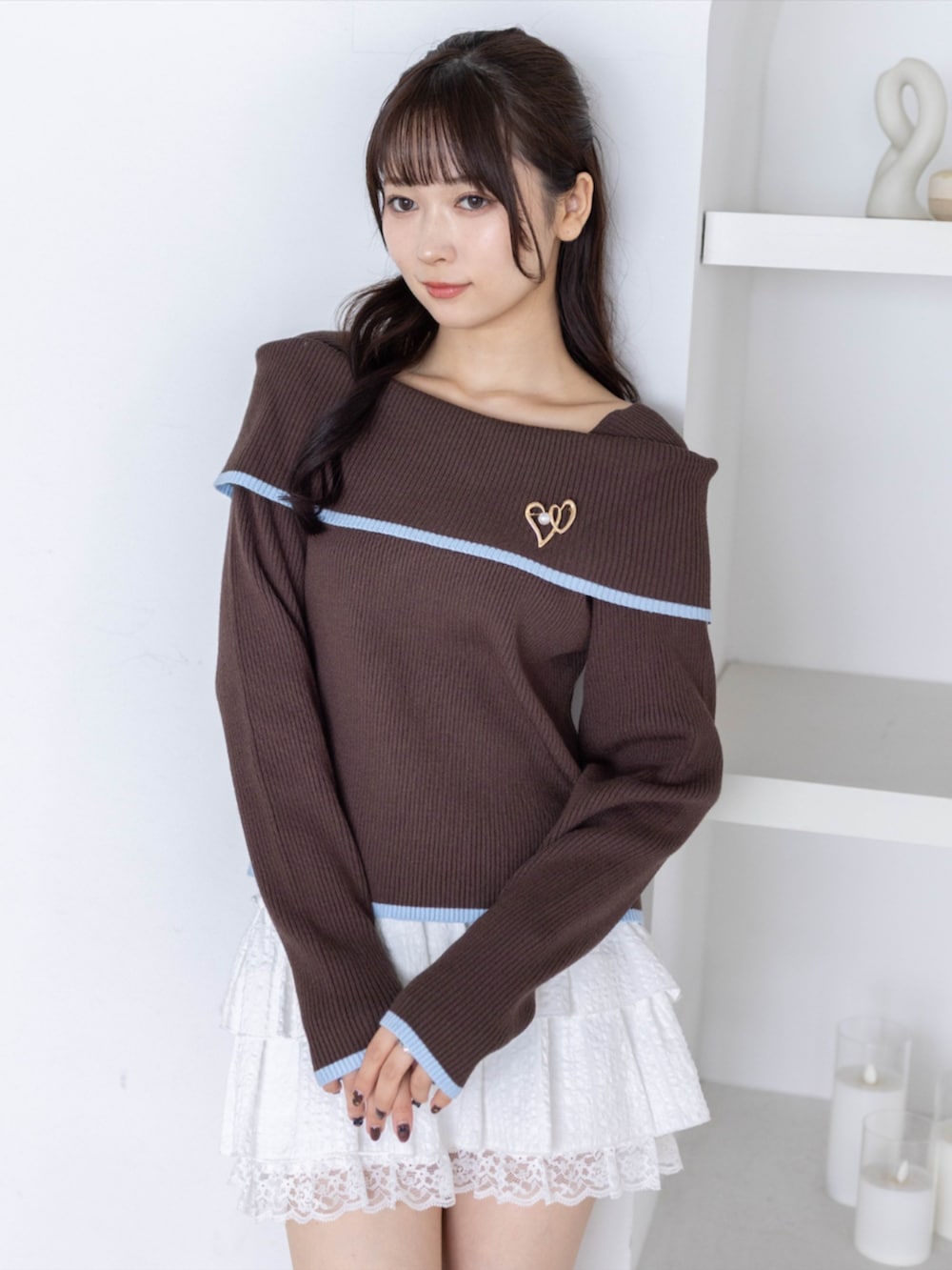 ホワイト系のスカート、ブラック系のブーツ、ブラウン系のニット/セーターを着用したレディースの秋コーディネートの7枚目の写真