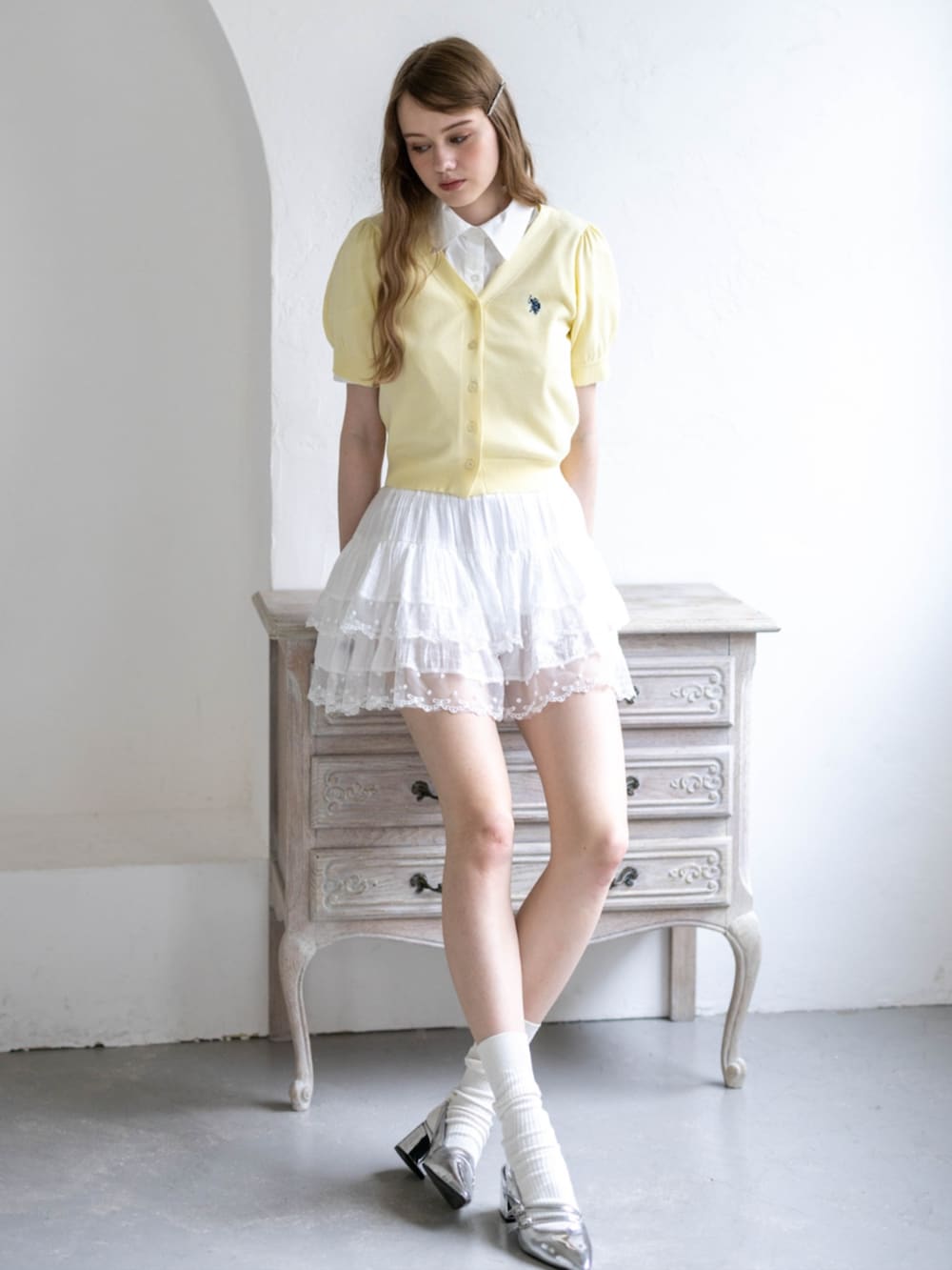 シルバー系のパンプス、ホワイト系のシャツ/ブラウス、ホワイト系のスカートを着用したレディースの夏コーディネートの2枚目の写真