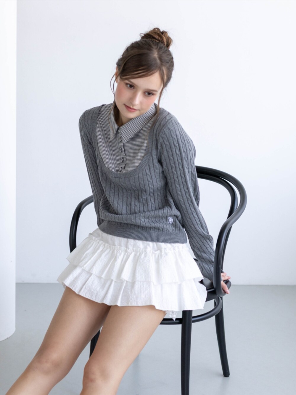 レッド系のパンプス、ホワイト系のスカート、グレー系のニット/セーターを着用したレディースの秋コーディネートの5枚目の写真