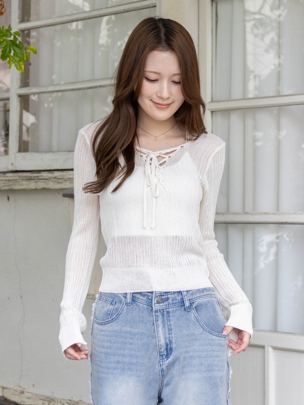 シルバー系のパンプス、ブルー系のデニムパンツ、ホワイト系のニット/セーターを着用したレディースの春コーディネートの5枚目の写真