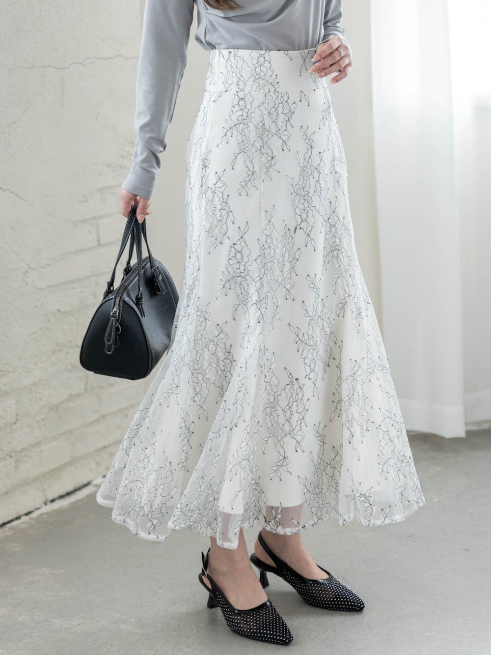 グレー系のTシャツ/カットソーを着用したレディースの冬コーディネートの4枚目の写真