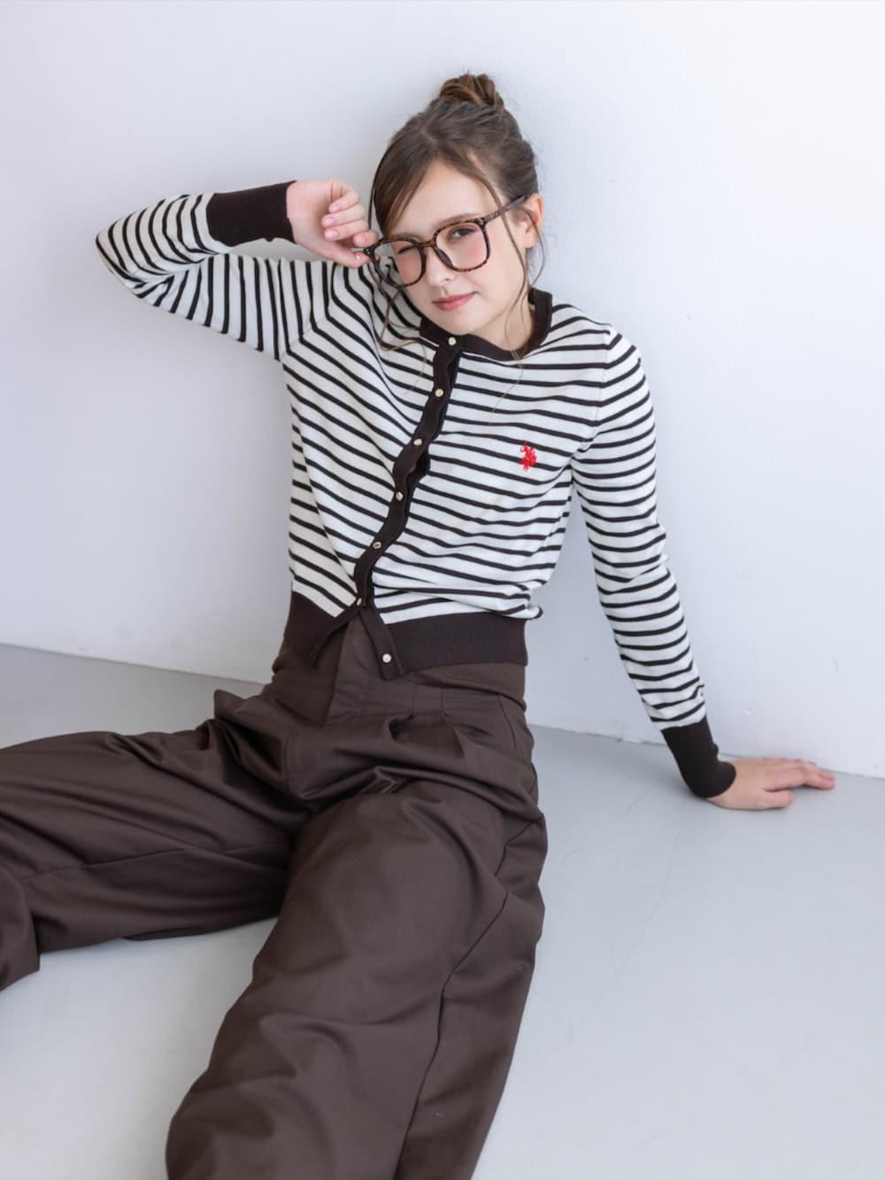 レッド系のパンプス、ブラウン系のスラックス、ブラウン系のカーディガン/ボレロを着用したレディースの夏コーディネートの10枚目の写真