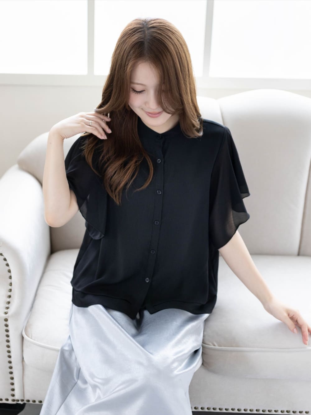 ブラック系のパンプス、ブラック系のシャツ/ブラウス、グレー系のスカートを着用したレディースの春コーディネートの5枚目の写真