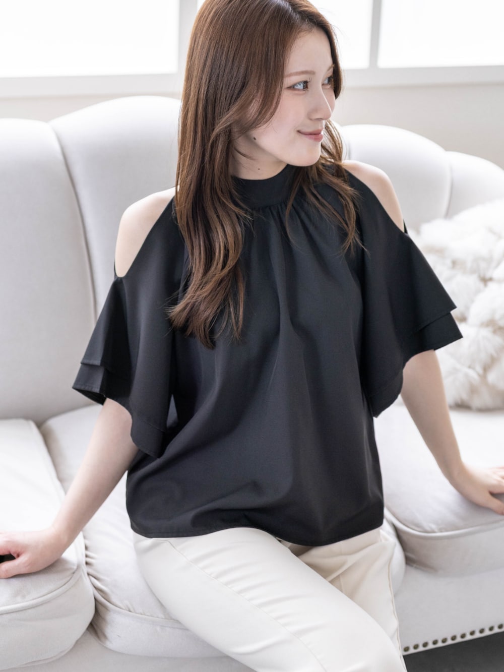 ホワイト系のその他パンツ、ブラック系のハンドバッグ、ブラック系のパンプスを着用したレディースの春コーディネートの4枚目の写真