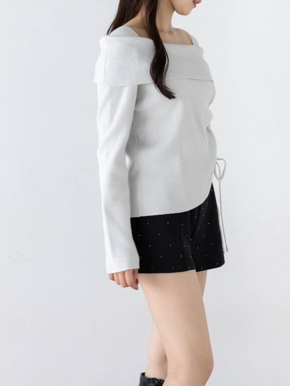 ブラック系のその他パンツ、ブラック系のブーツ、ホワイト系のニット/セーターを着用したレディースの秋コーディネートの3枚目の写真