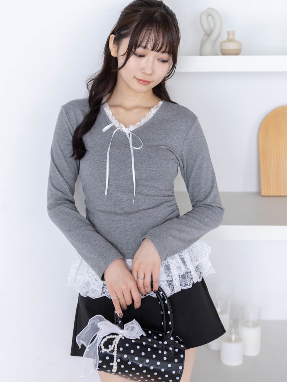 ブラック系のその他パンツ、ブラック系のボストンバッグ、グレー系のTシャツ/カットソーを着用したレディースの夏コーディネートの4枚目の写真