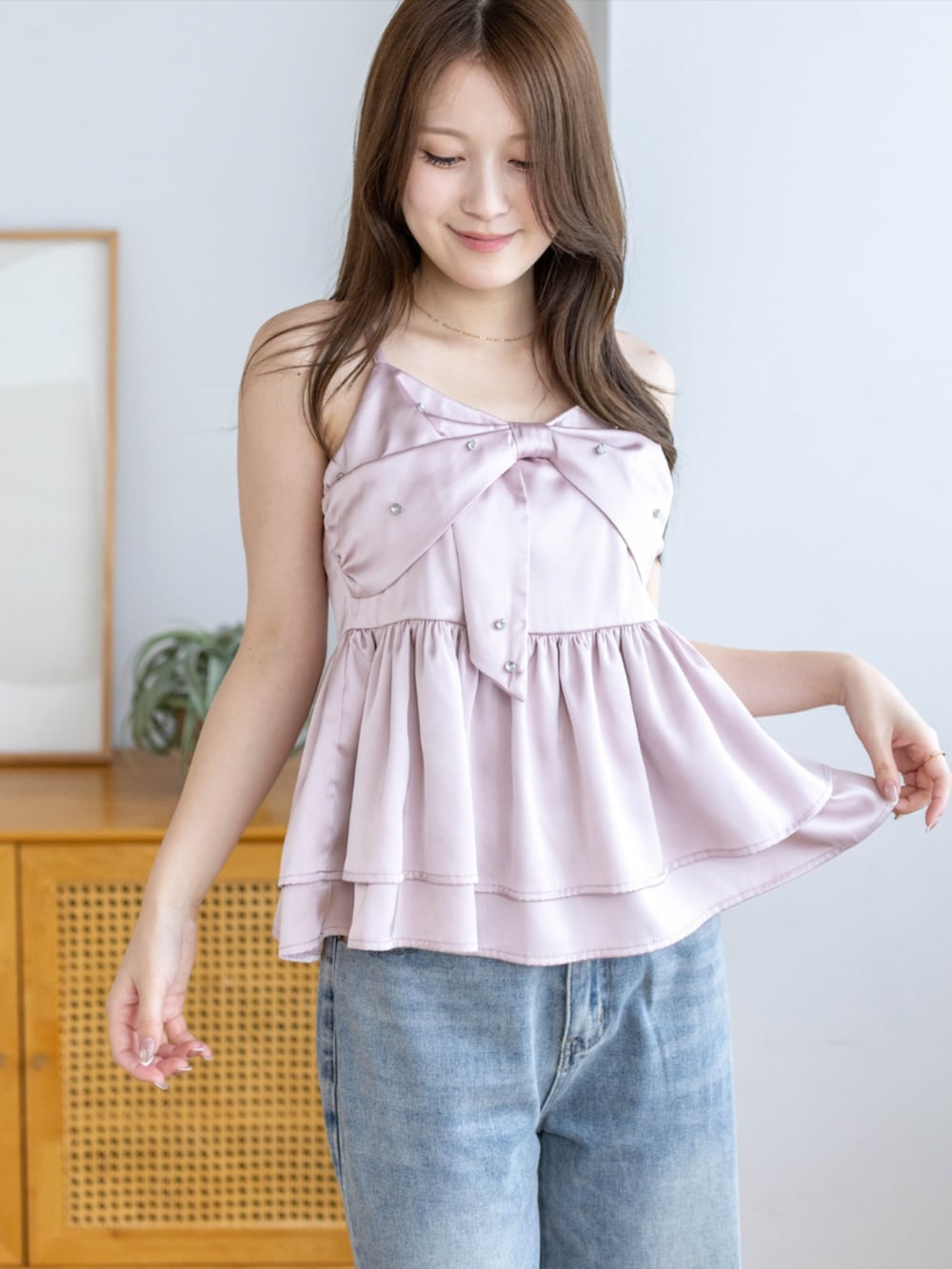 シルバー系のパンプス、ブルー系のデニムパンツ、ピンク系のキャミソールを着用したレディースの夏コーディネートの8枚目の写真