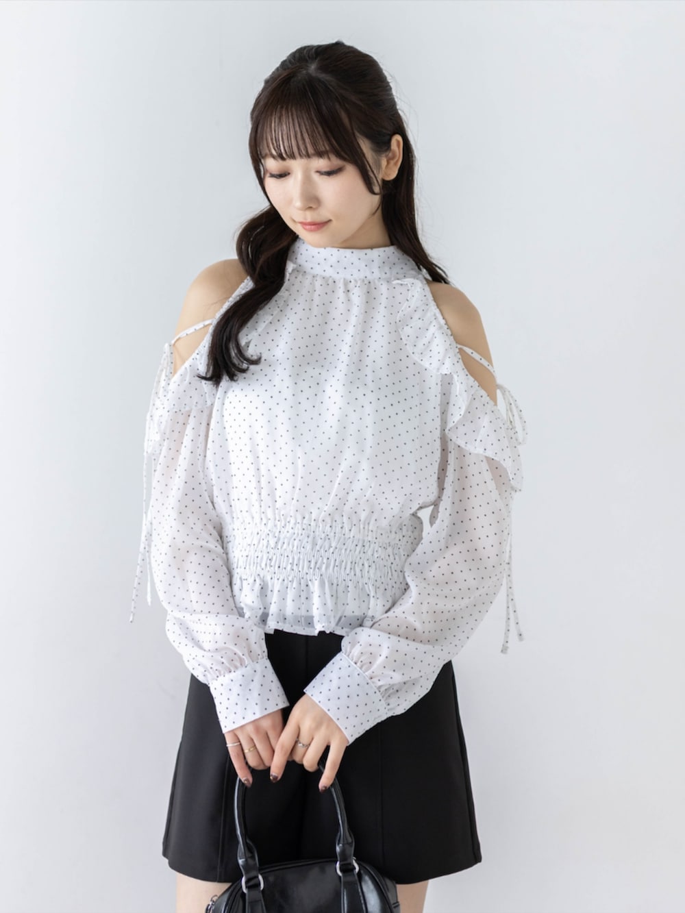 ブラック系のその他パンツ、ホワイト系のシャツ/ブラウスを着用したレディースの夏コーディネートの4枚目の写真