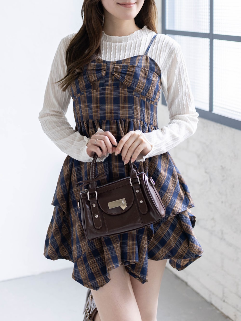 ホワイト系のTシャツ/カットソー、ブルー系のワンピース、ブラウン系のブーツを着用したレディースの春コーディネートの6枚目の写真