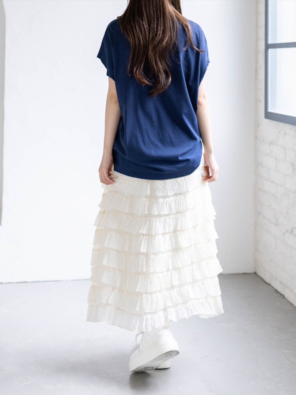 ホワイト系のスカート、ブルー系のTシャツ/カットソーを着用したレディースの夏コーディネートの4枚目の写真