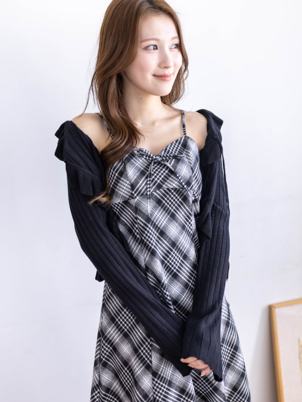 ブラック系のパンプス、ブラック系のカーディガン/ボレロ、ブラック系のワンピースを着用したレディースの春コーディネートの5枚目の写真