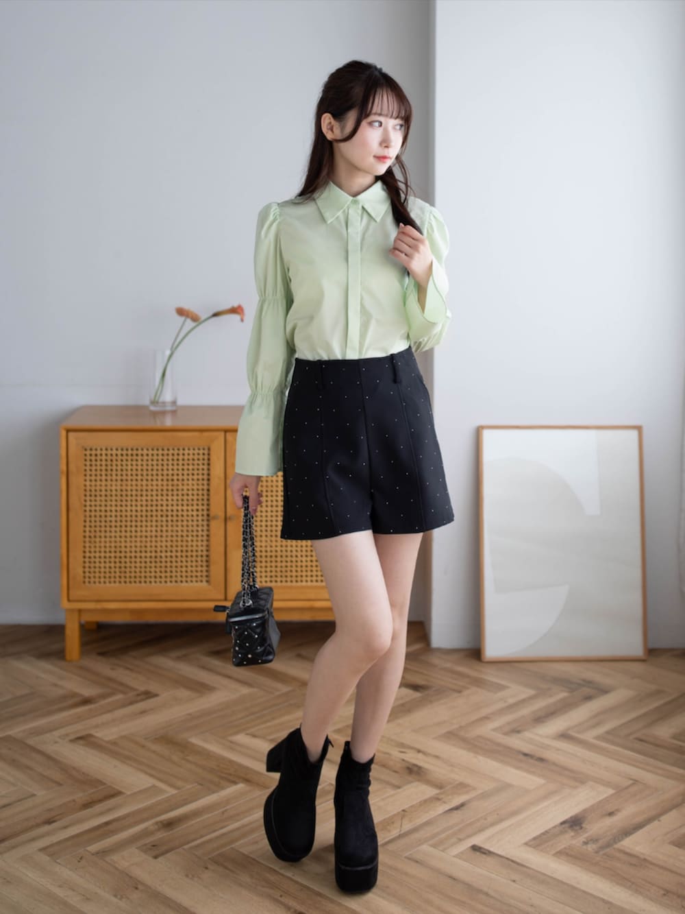 ブラック系のその他パンツ、ブラック系のブーツ、グリーン系のシャツ/ブラウスを着用したレディースの秋コーディネートの3枚目の写真