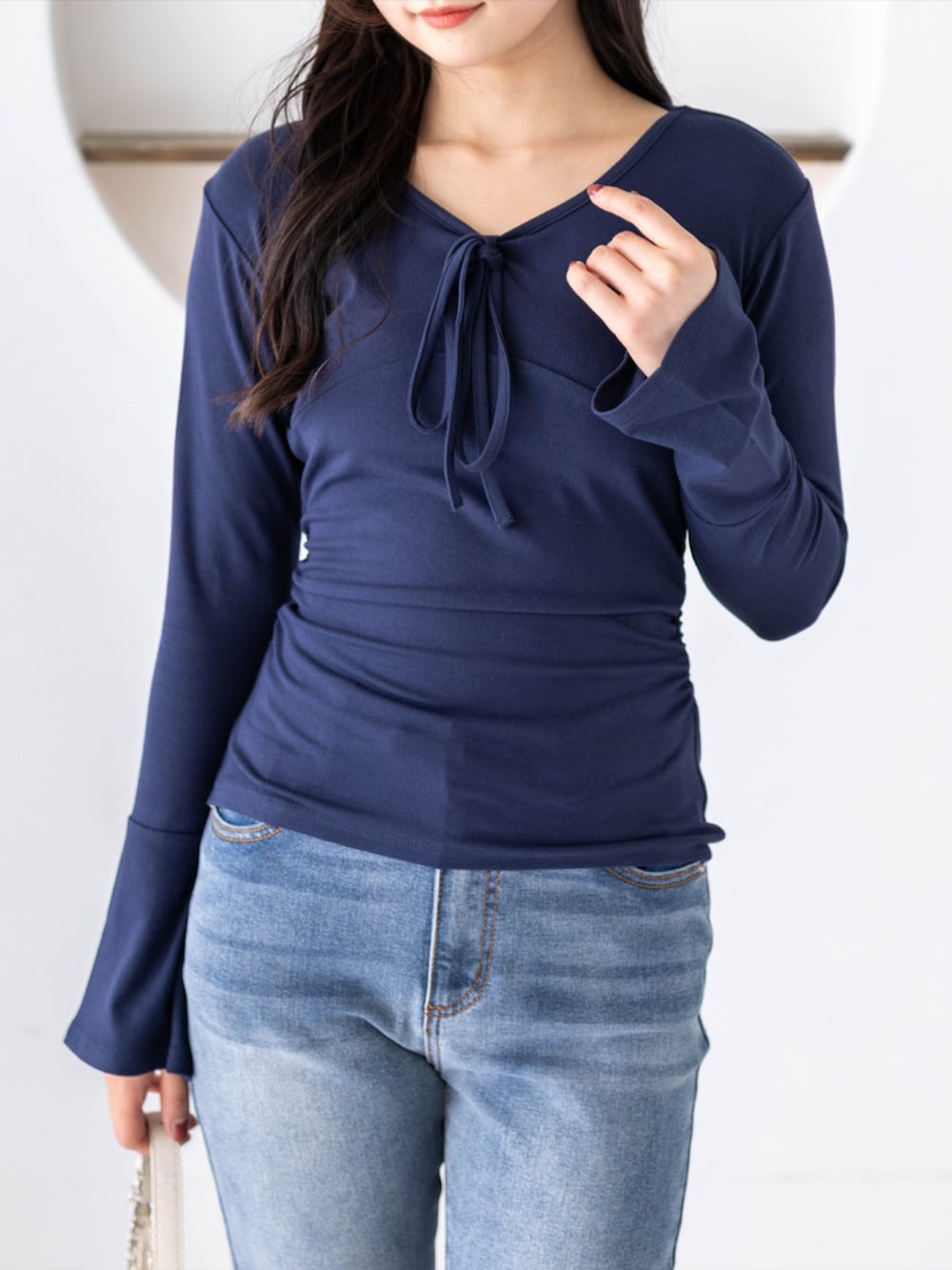 ブルー系のデニムパンツ、ホワイト系のパンプス、ブルー系のTシャツ/カットソーを着用したレディースの夏コーディネートの4枚目の写真