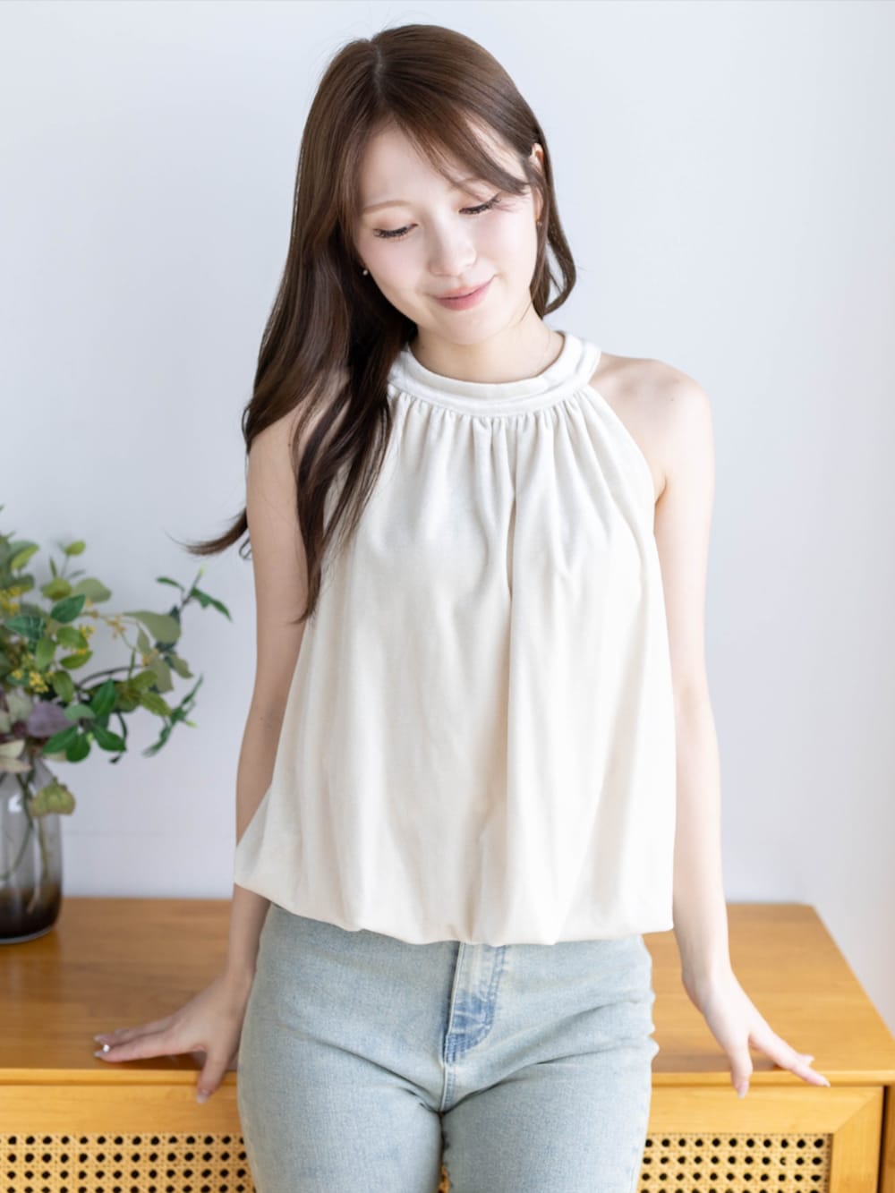 ブラック系のパンプス、ブルー系のデニムパンツ、ホワイト系のTシャツ/カットソーを着用したレディースの夏コーディネートの4枚目の写真