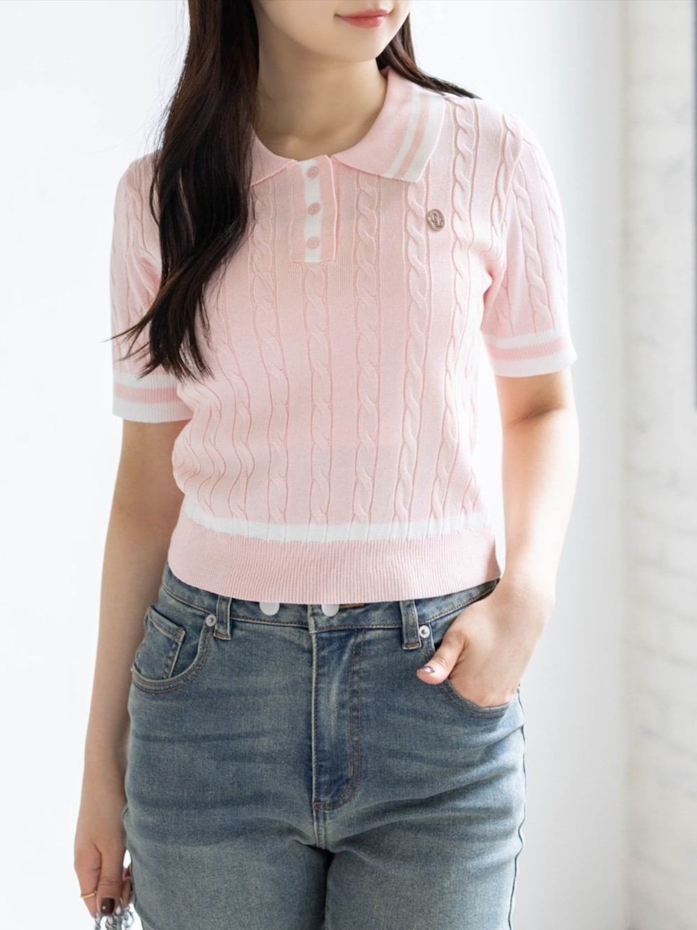 ブルー系のデニムパンツ、シルバー系のパンプス、ピンク系のニット/セーターを着用したレディースの夏コーディネートの4枚目の写真
