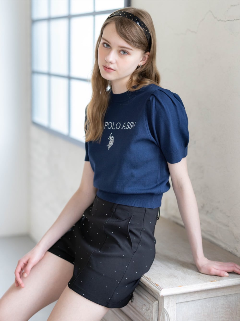 ブラック系のその他パンツ、ブルー系のニット/セーターを着用したレディースの夏コーディネートの4枚目の写真
