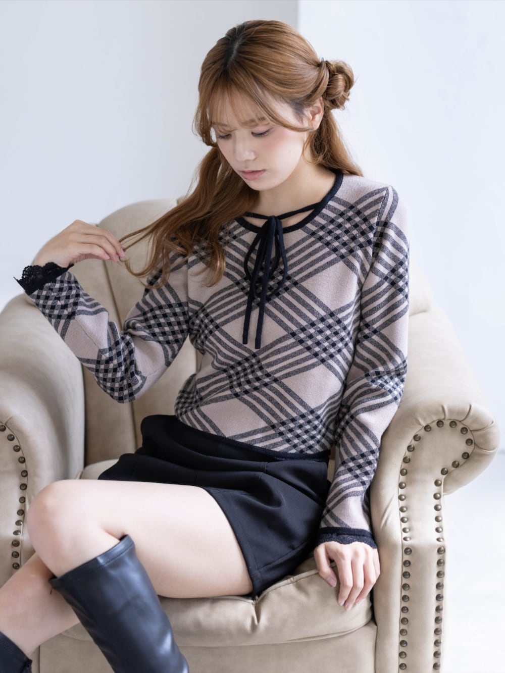 ブラック系のその他パンツ、ブラック系のブーツ、ベージュ系のニット/セーターを着用したレディースの秋コーディネートの5枚目の写真