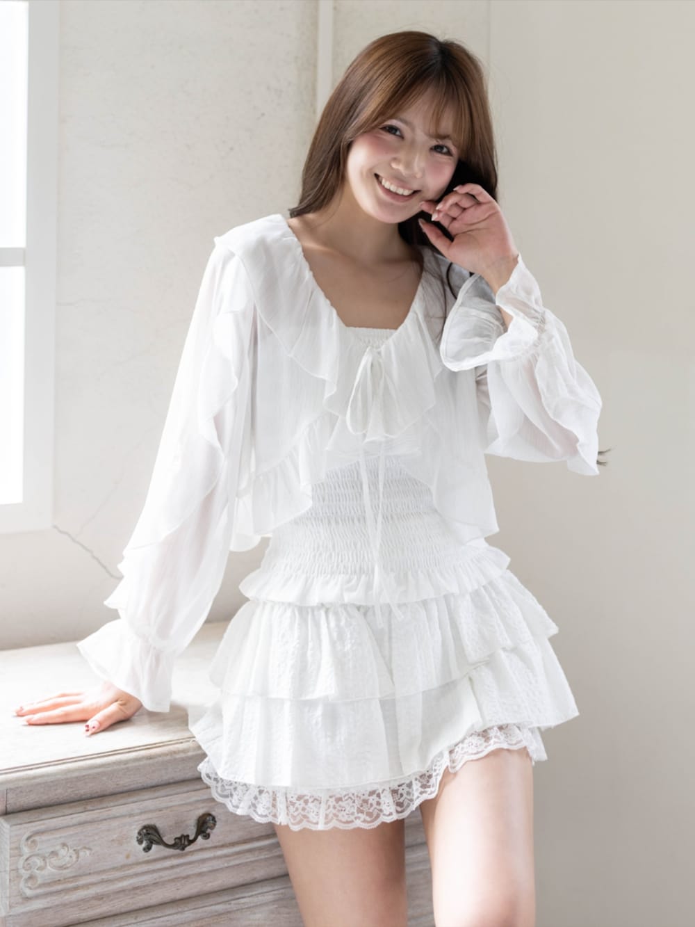 シルバー系のパンプス、ホワイト系のスカート、ホワイト系のシャツ/ブラウスを着用したレディースの春コーディネートの5枚目の写真