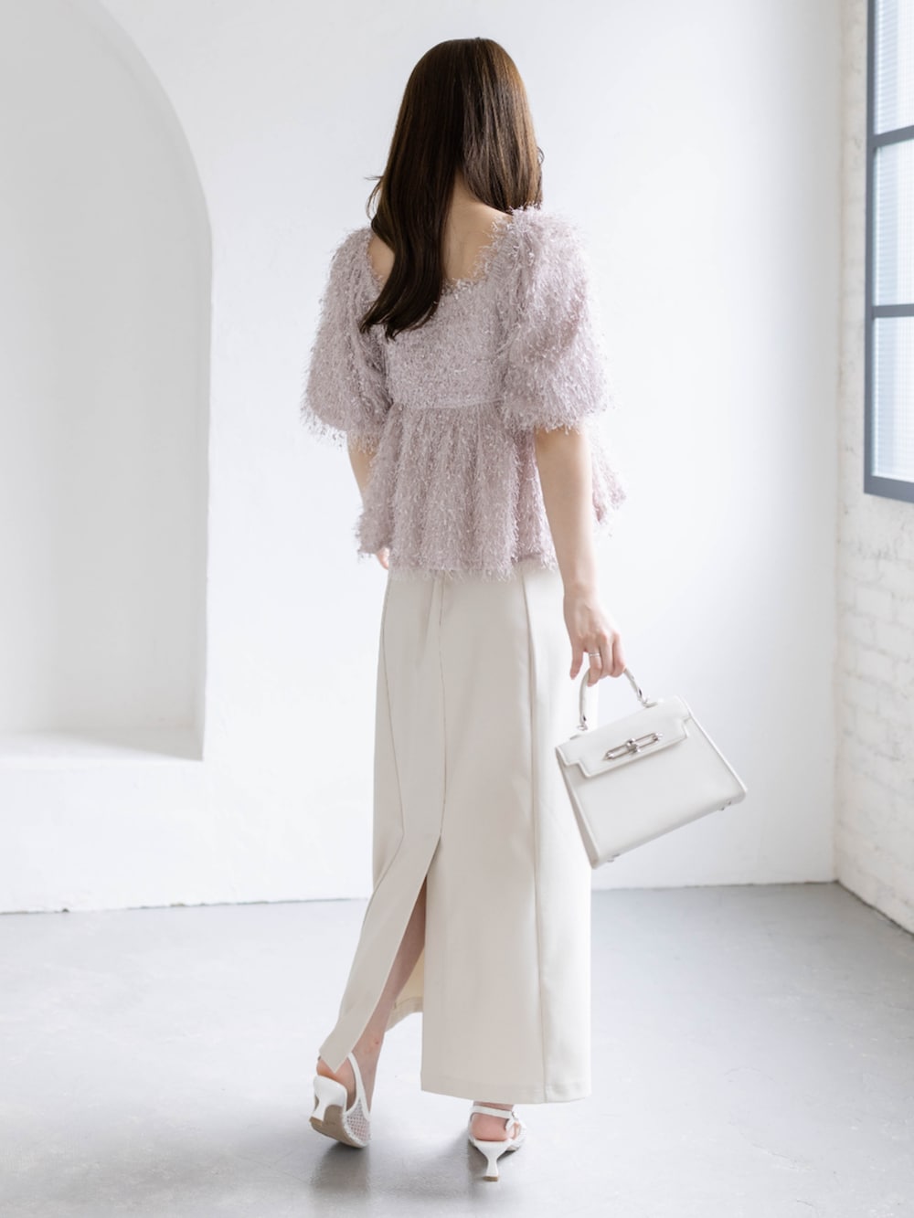 ホワイト系のスカート、ホワイト系のハンドバッグ、ホワイト系のパンプスを着用したレディースの春コーディネートの4枚目の写真