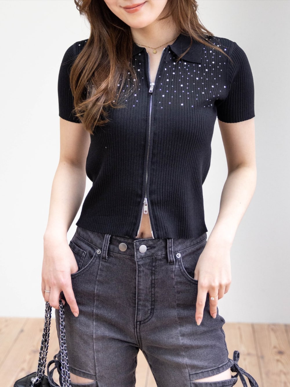 ブラック系のパンプス、ブラック系のデニムパンツ、ブラック系のニット/セーターを着用したレディースの春コーディネートの5枚目の写真