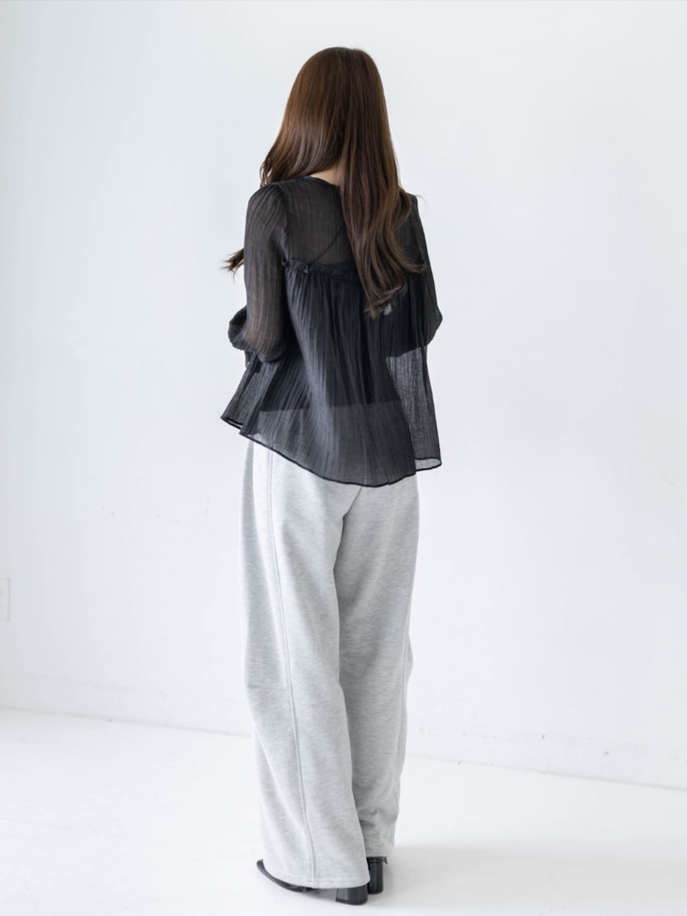 ブラック系のパンプス、グレー系のスウェットパンツ、ブラック系のシャツ/ブラウスを着用したレディースの夏コーディネートの2枚目の写真
