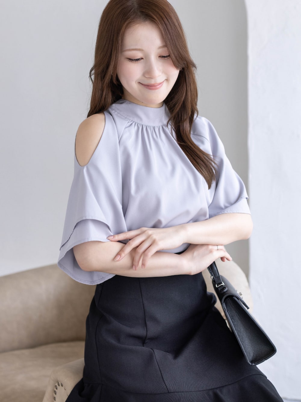 ブラック系のパンプス、グレー系のシャツ/ブラウス、ブラック系のハンドバッグを着用したレディースの春コーディネートの8枚目の写真