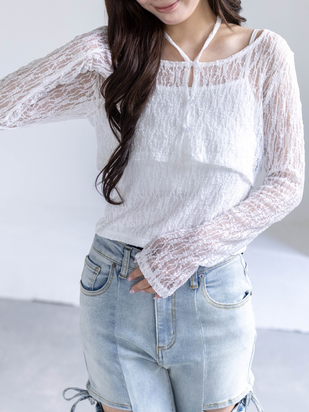 ホワイト系のパンプス、ホワイト系のカーディガン/ボレロ、ブルー系のデニムパンツを着用したレディースの春コーディネートの8枚目の写真