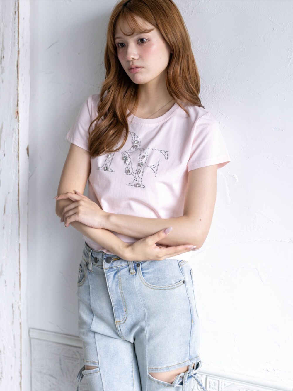 シルバー系のパンプス、ブルー系のデニムパンツ、ピンク系のTシャツ/カットソーを着用したレディースの夏コーディネートの5枚目の写真