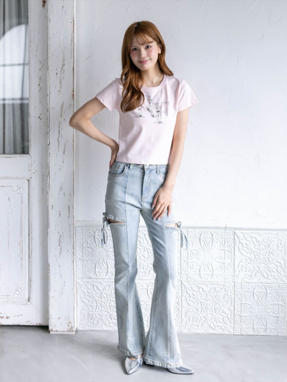 シルバー系のパンプス、ブルー系のデニムパンツ、ピンク系のTシャツ/カットソーを着用したレディースの夏コーディネートの3枚目の写真