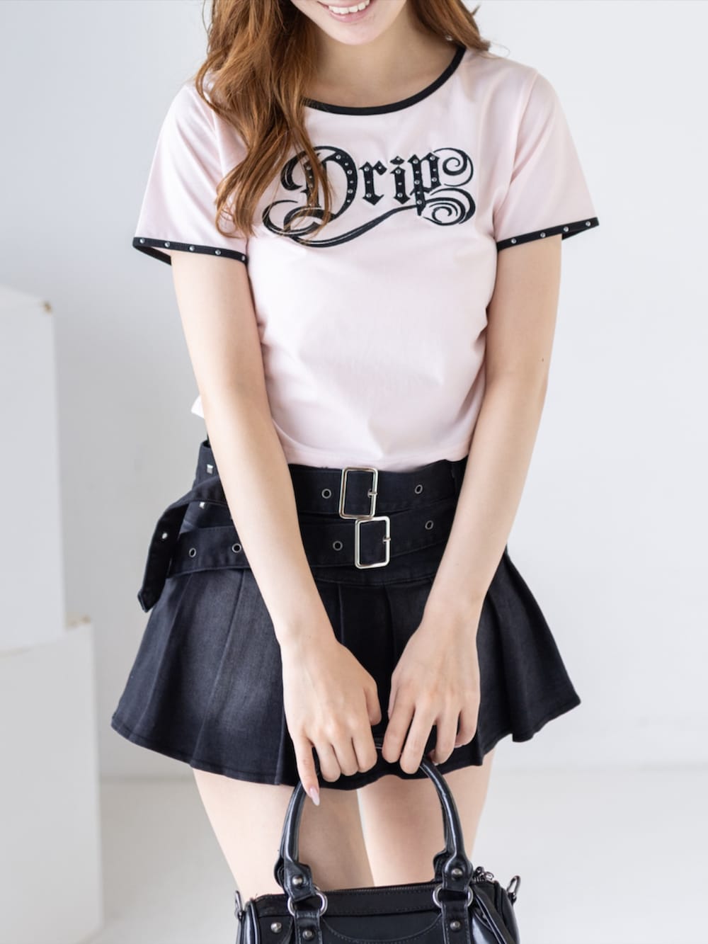 ブラック系のサンダル、ブラック系のスカート、ピンク系のTシャツ/カットソーを着用したレディースの夏コーディネートの5枚目の写真