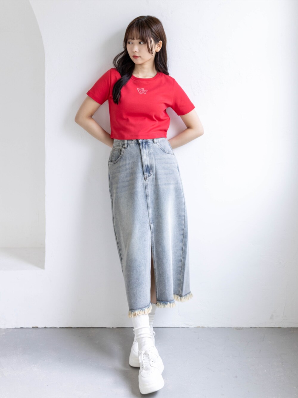 ブルー系のデニムスカート、レッド系のTシャツ/カットソーを着用したレディースの夏コーディネートの2枚目の写真