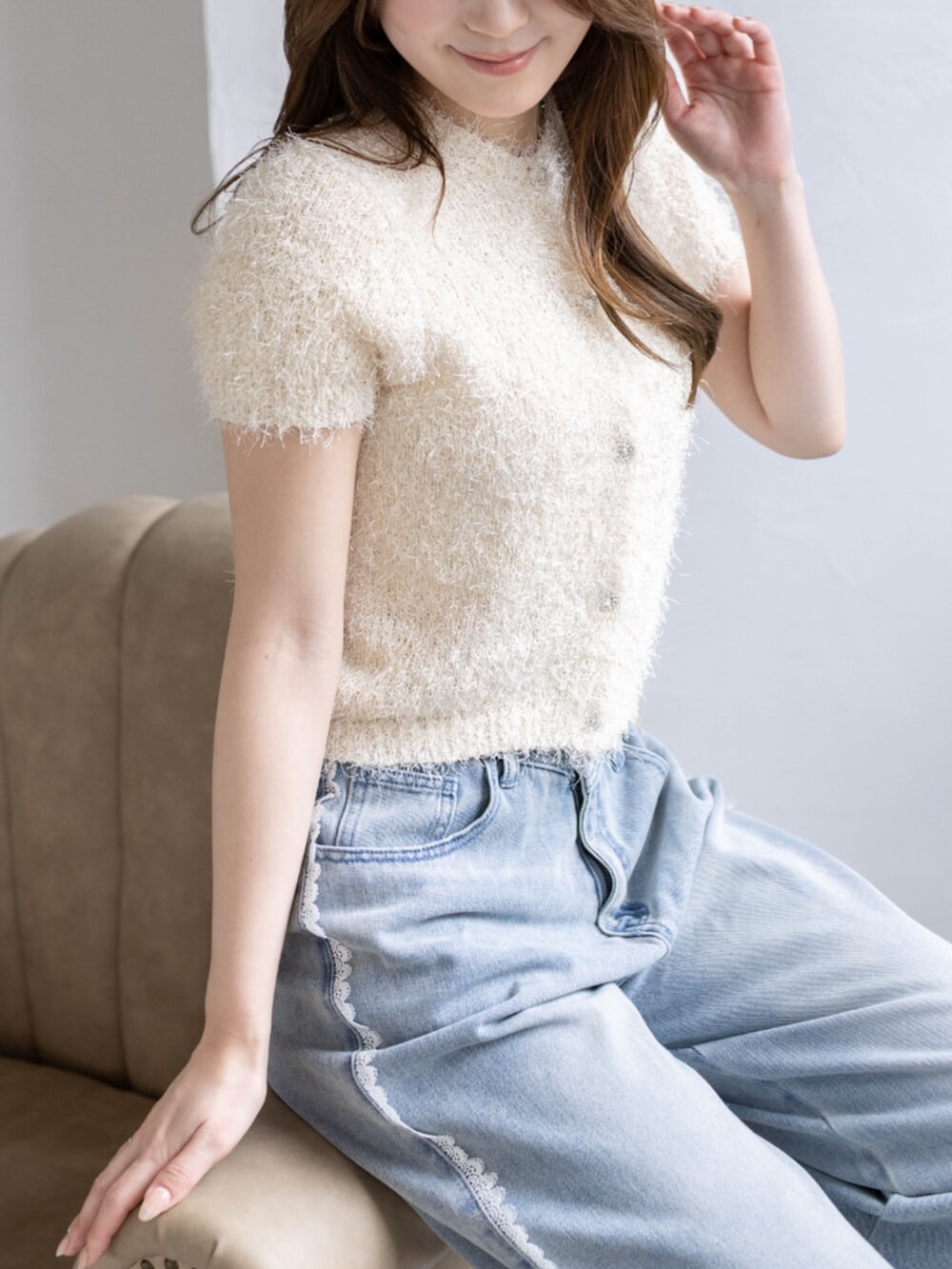 ホワイト系のパンプス、ホワイト系のカーディガン/ボレロ、ブルー系のデニムパンツを着用したレディースの春コーディネートの5枚目の写真