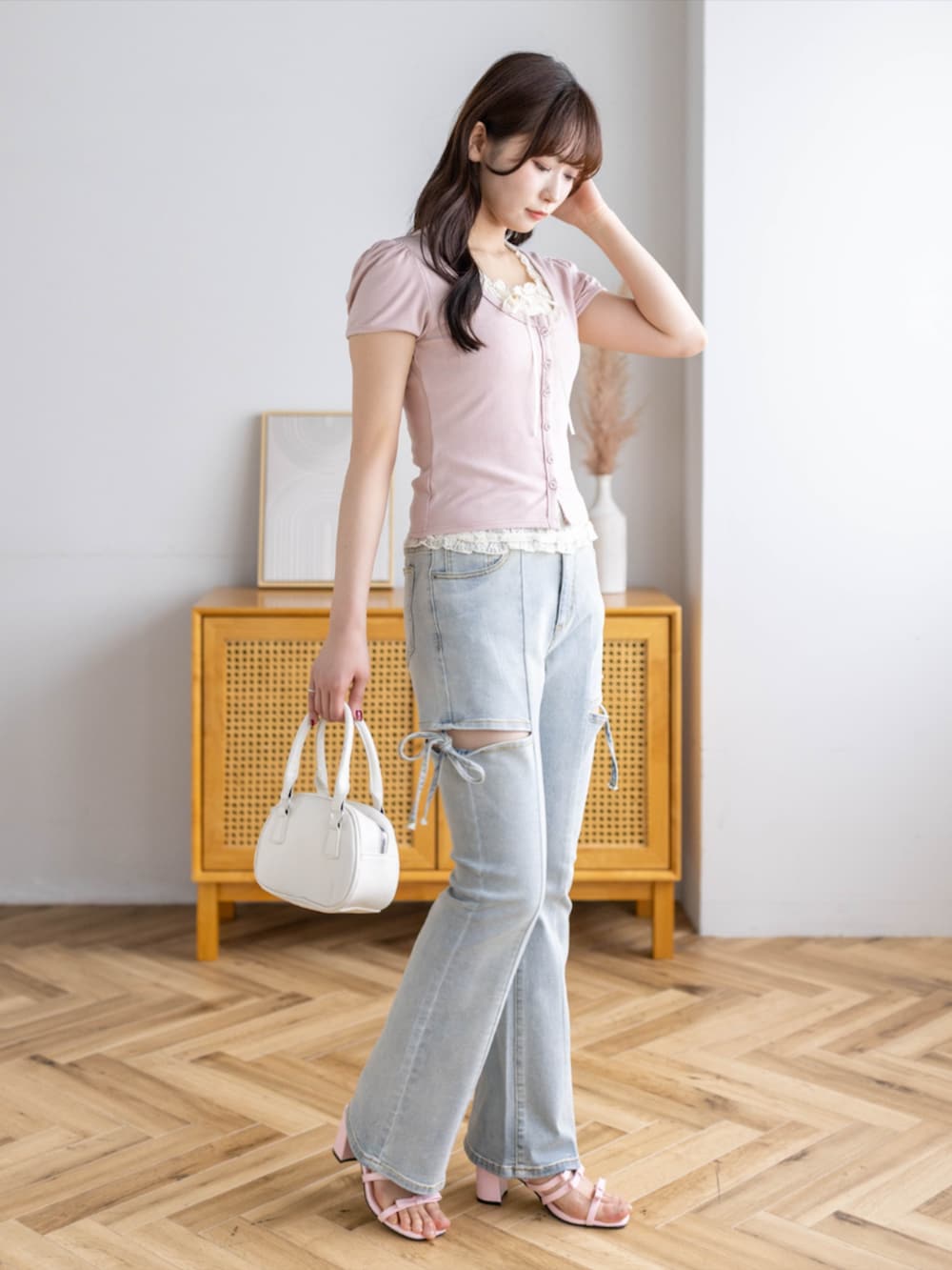 ブルー系のデニムパンツ、ピンク系のTシャツ/カットソー、ピンク系のサンダルを着用したレディースの春コーディネートの3枚目の写真