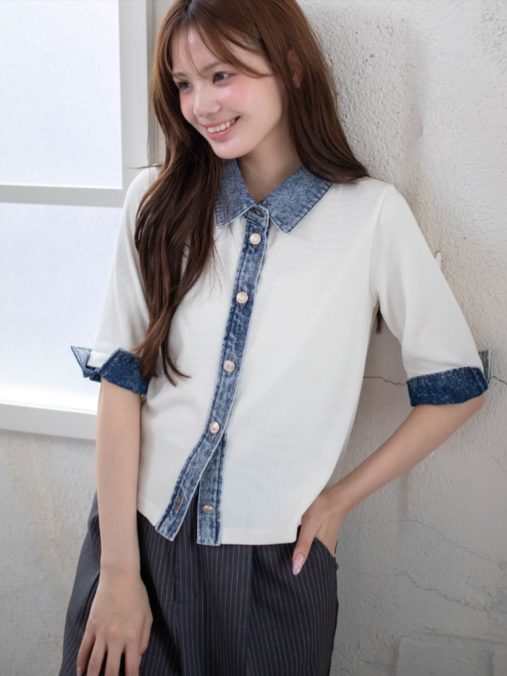 グレー系のスラックス、ホワイト系のTシャツ/カットソーを着用したレディースの春コーディネートの4枚目の写真