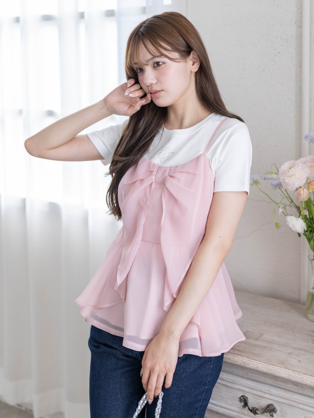 ピンク系のキャミソール、シルバー系のサンダルを着用したレディースの春コーディネートの7枚目の写真