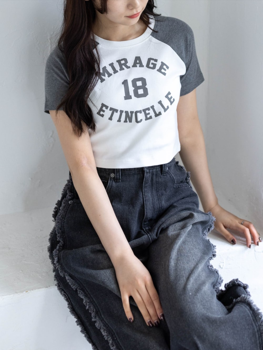 ブラック系のスニーカー、ブラック系のデニムパンツ、グレー系のTシャツ/カットソーを着用したレディースの春コーディネートの5枚目の写真