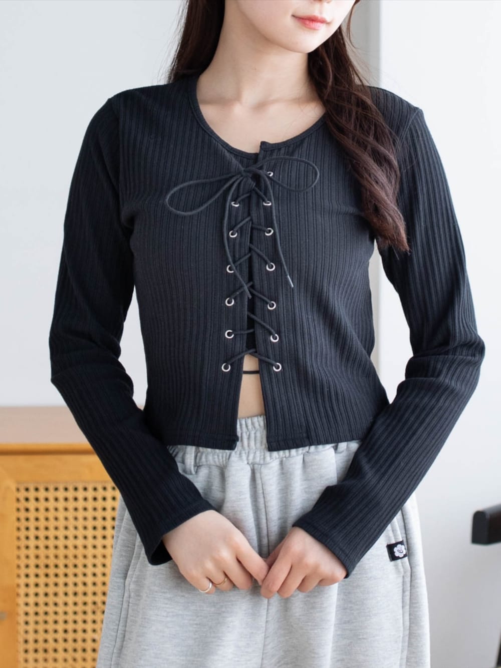 ゴールド系のスニーカー、グレー系のスウェットパンツ、ブラック系のTシャツ/カットソーを着用したレディースの夏コーディネートの4枚目の写真