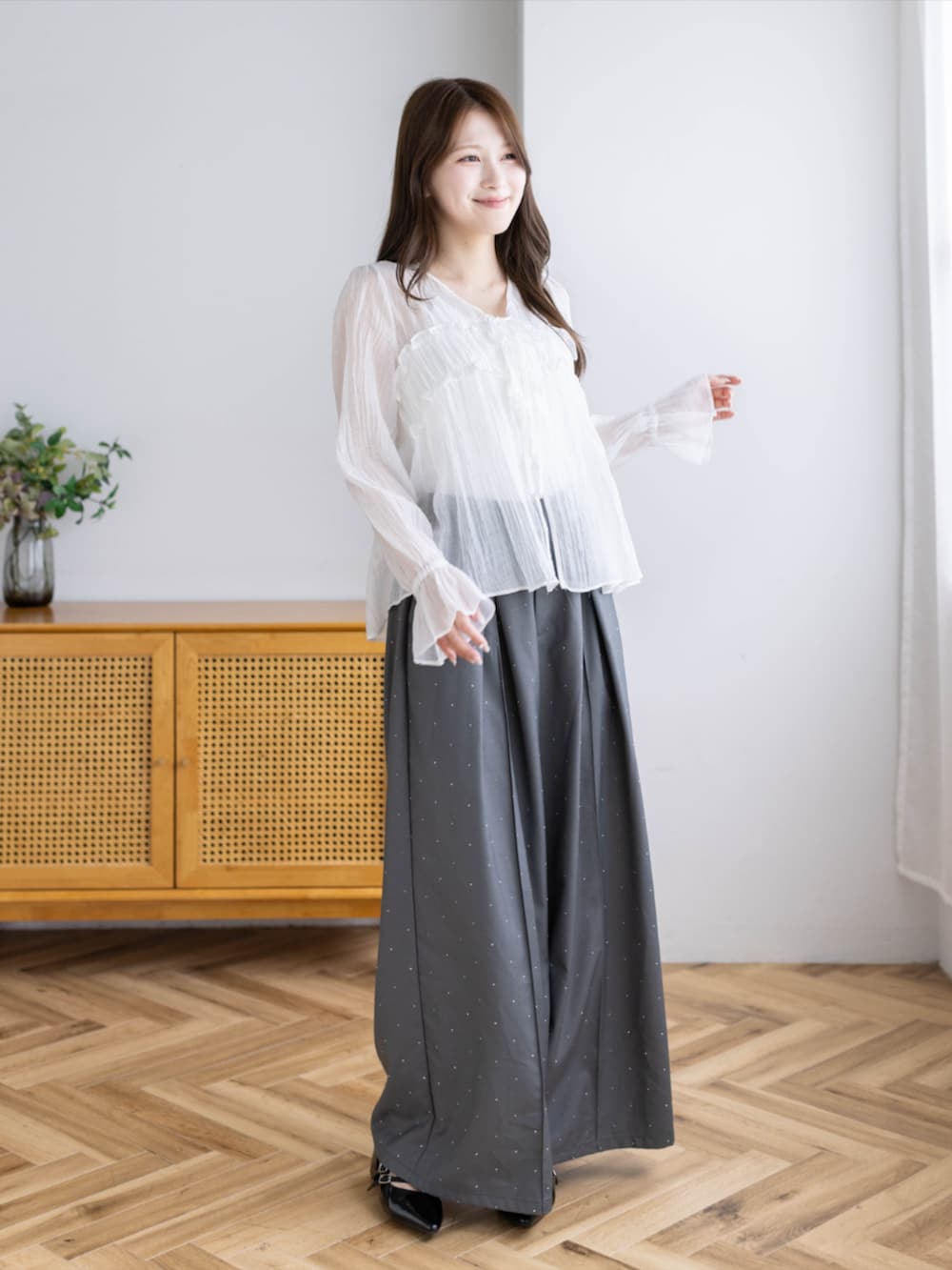 ブラック系のパンプス、グレー系のその他パンツ、ホワイト系のシャツ/ブラウスを着用したレディースの夏コーディネートの4枚目の写真