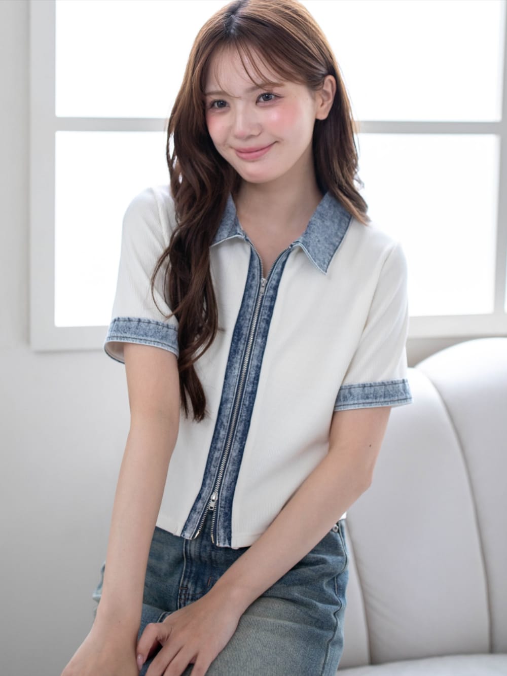 ブラック系のブーツ、ホワイト系のTシャツ/カットソー、ブルー系のスカートを着用したレディースの春コーディネートの4枚目の写真