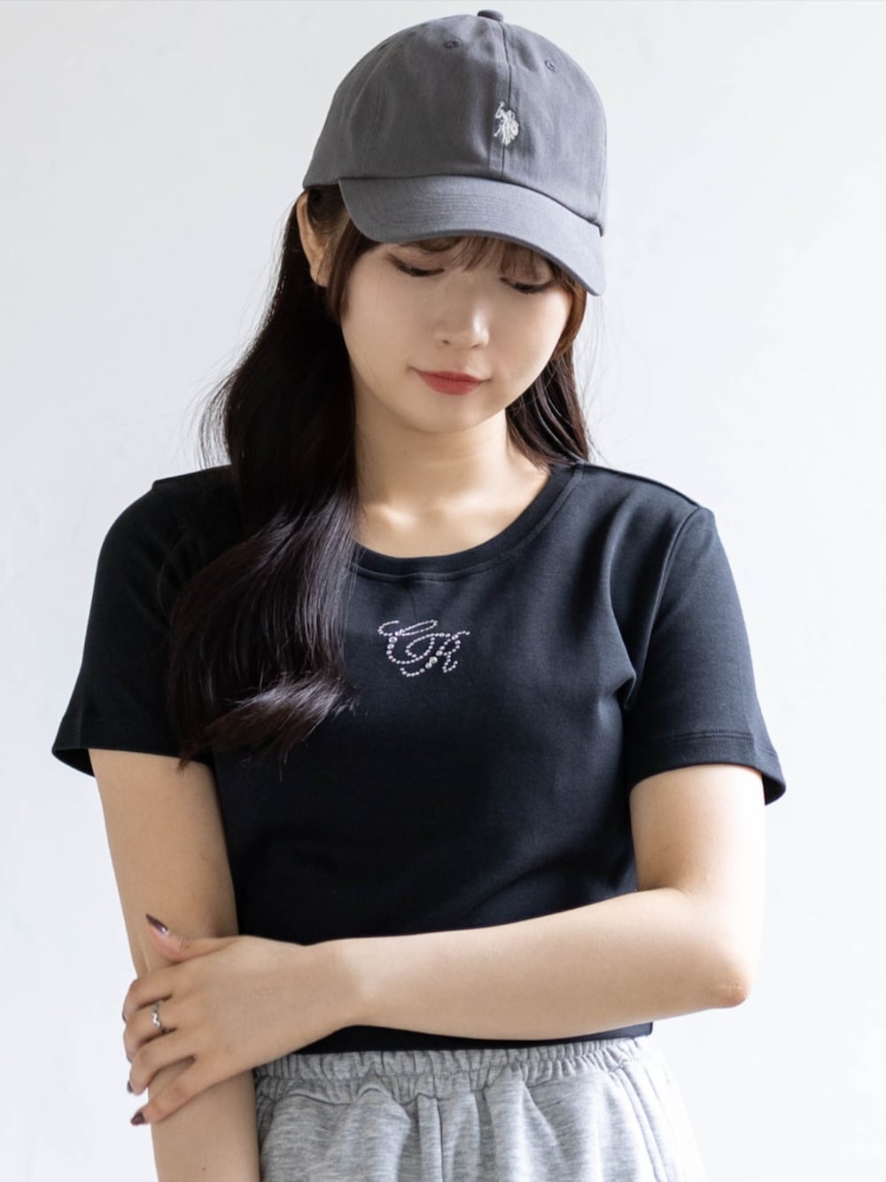 ホワイト系のスニーカー、グレー系のスウェットパンツ、ブラック系のTシャツ/カットソーを着用したレディースの夏コーディネートの5枚目の写真
