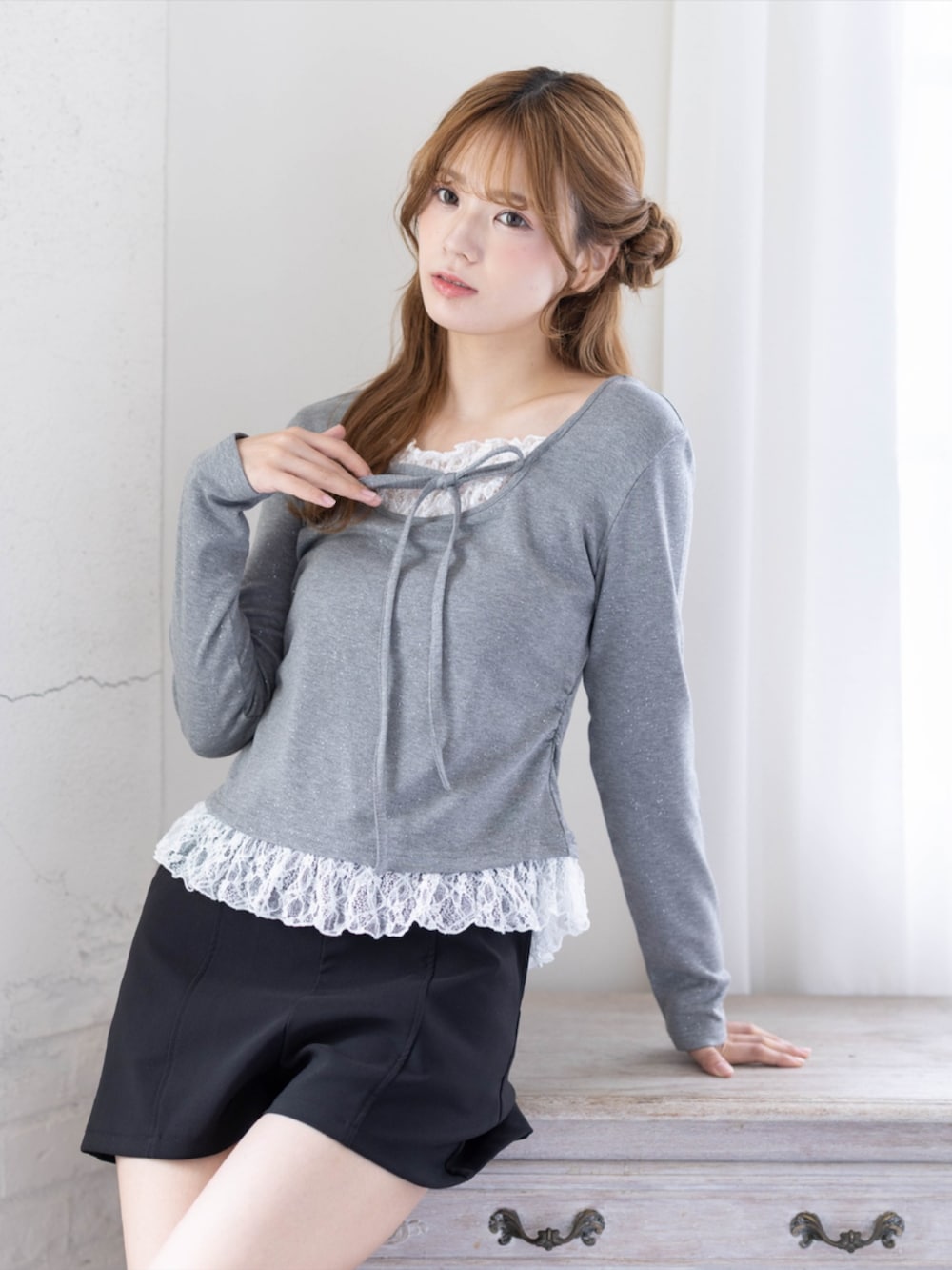 ブラック系のその他パンツ、ブラック系のブーツ、グレー系のTシャツ/カットソーを着用したレディースの秋コーディネートの8枚目の写真